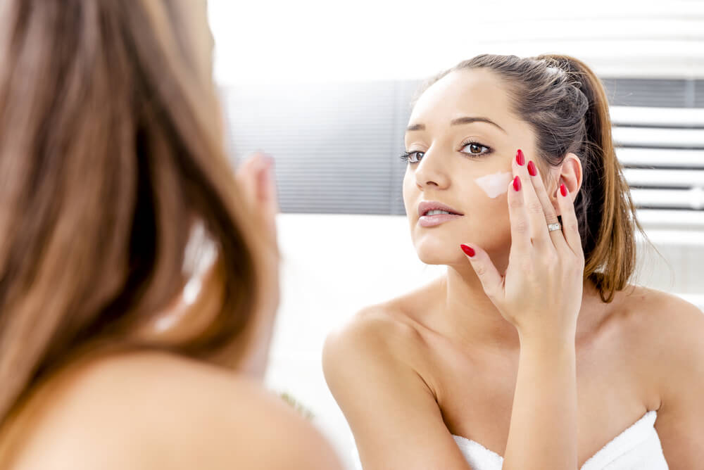 Woman applying Vivo Hyaluronic Acid Day Cream