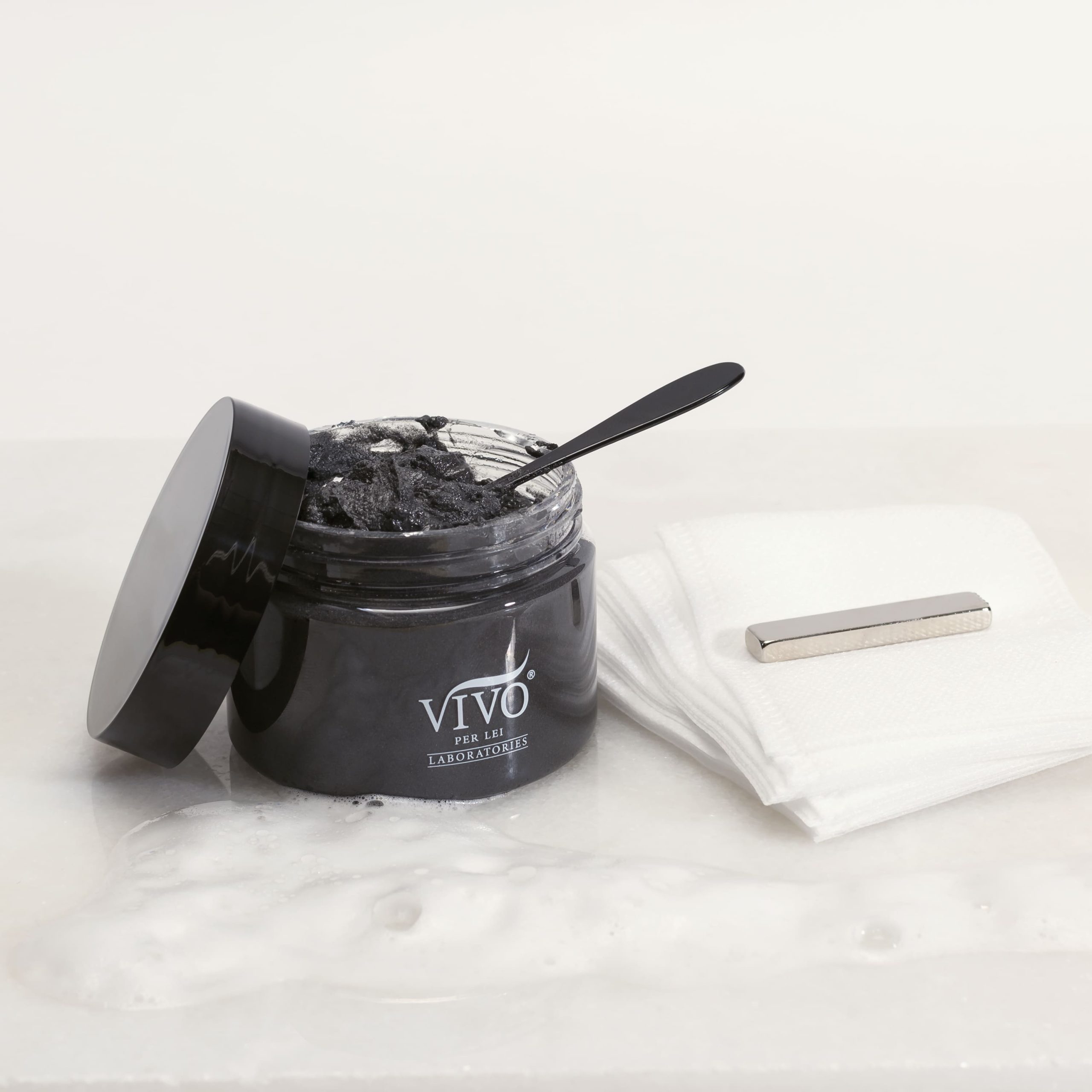 Open jar of the Vivo Per Lei Magnetic Deep Hydration Mask