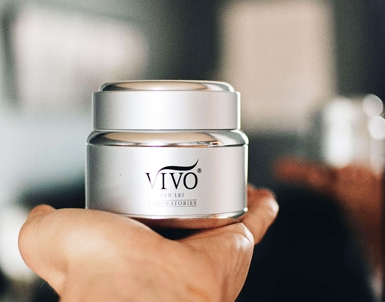 Blogger Dan Chizzoniti using the Vivo Rejuvenating Collagen Mask