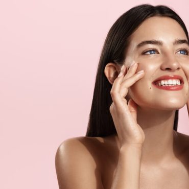 woman slugging skincare trend