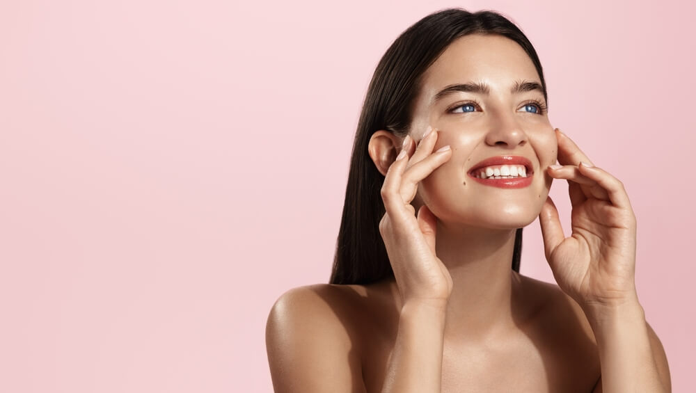 woman slugging skincare trend