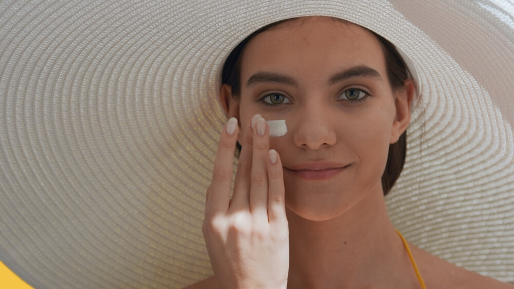 woman applying spf